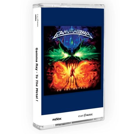 „Gamma Ray“, „To the Metal!“; Illustration eines grünen und roten Dämonen mit Blitzen und einem Brennenden Gitarristen.