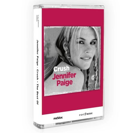 Text: "Crush" und "The Best Of Jennifer Paige". Schwarz-weiß Porträt einer Frau mit geflochtenem Haar.