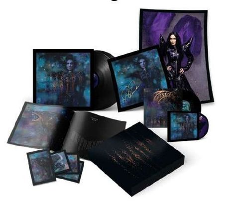 Texte: „Past“ und eine signierte Schrift. Eine Kollektion mit Vinyl, CD, Postern und einem Buch einer Musikerin.