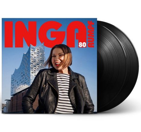 "INGA RUMPF 80" in großen roten Buchstaben. Eine Frau in Lederjacke lächelt vor einem modernen Gebäude. Vinyl-Schallplatten daneben.
