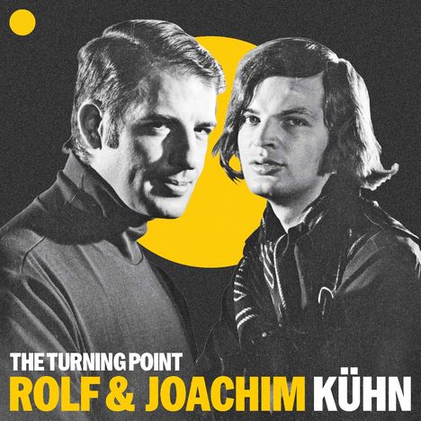 "The Turning Point. Rolf & Joachim Kühn." Zwei Männer, einer mit kurzem, der andere mit längerem Haar, vor gelbem Kreis.