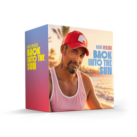 Text: "MARK MEDLOCK BACK INTO THE SUN". Ein lächelnder Mann in roter Kappe und rosa Tanktop am Strand bei Sonnenuntergang.