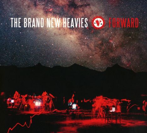 „THE BRAND NEW HEAVIES FORWARD“ in weiß und rot. Sternenhimmel über dunklen Bergen, rote Lichter und Silhouetten.