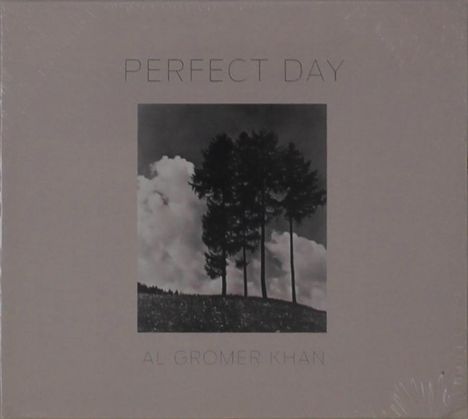 Text: "PERFECT DAY" und "AL GROMER KHAN". Schwarz-weißes Foto: Drei Bäume auf einem Hügel vor dramatischem Wolkenhimmel.