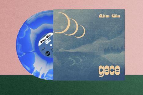 "Altın Gün", "gece", blau-weiße Schallplatte, abstrakte Illustration von Monden und einer skylineähnlichen Silhouette.