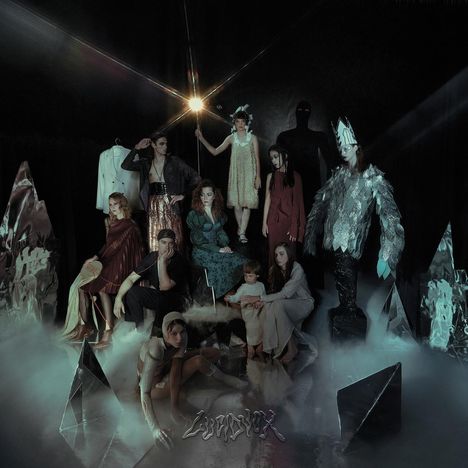 Der Text "Lubuncux" ist am unteren Rand sichtbar. Es gibt eine Gruppe von Menschen in fantasievollen Kostümen.