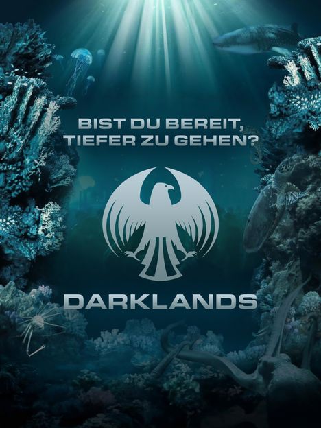 Text: "Bist du bereit, tiefer zu gehen? Darklands." Ein stilisiertes Adler-Logo. Unterwasserlandschaft mit Korallen und Fischen.
