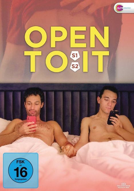 Text: "OPEN TO IT" und "FSK ab 16 freigegeben". Zwei Personen liegen im Bett, halten Smartphones und Händchen.