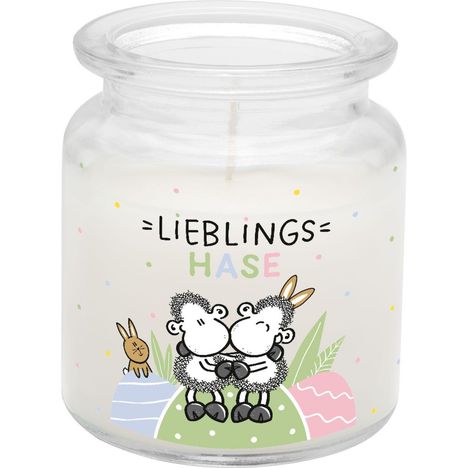Auf einem Kerzenglas steht "LIEBLINGS HASE". Darunter zwei Schafe, eins mit Hasenohren. Bunte Eier und Pflanzen im Hintergrund.
