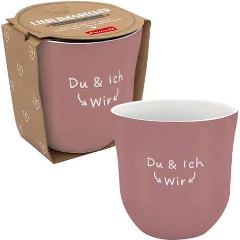 Becher in Rosa mit der Aufschrift "Du & Ich ↷ Wir". Verpackung aus Pappe mit kleinen Herz-Motiven.