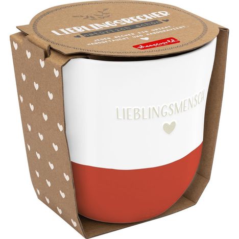 Auf der Verpackung steht „LIEBLINGSBECHER“ und „lieblingsmensch“. Pappkarton mit weißen Herzen und roter Tasse.