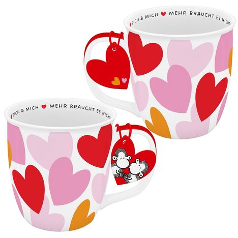 "DICH & MICH ♥ MEHR BRAUCHT ES NICHT" steht innen. Zwei Tassen mit roten, rosa und orangefarbenen Herzen und Herzanhänger.