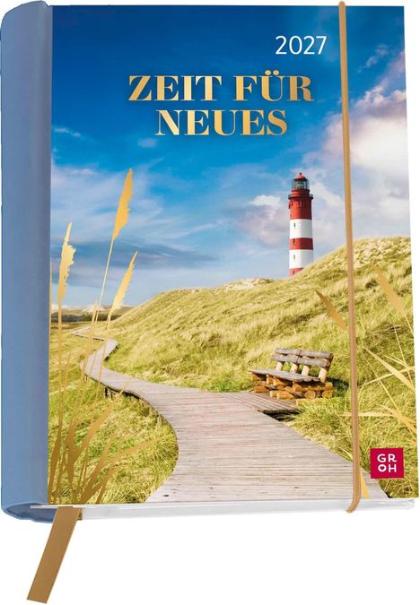 „ZEIT FÜR NEUES 2027“ in goldener Schrift, Holzweg durch Dünen, roter Leuchtturm, blauer Himmel, Logo: „GR OH“.
