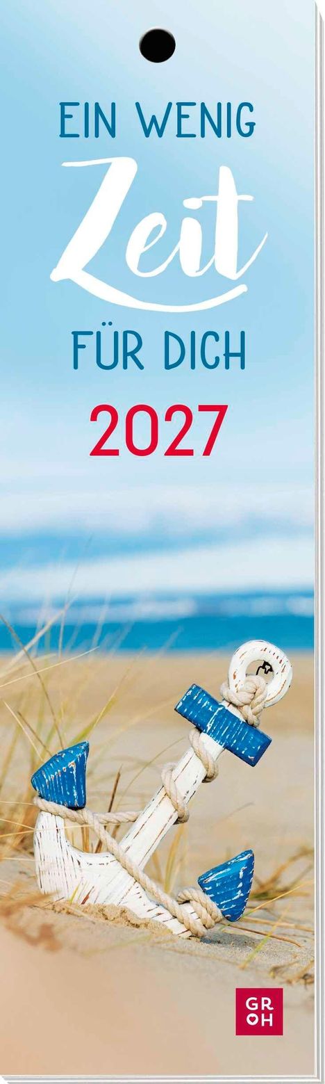 "EIN WENIG ZEIT FÜR DICH 2027" in Blau und Rot. Ein dekorativer Anker aus Holz mit Seilen am Strand.