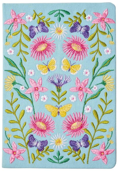 Illustration mit gestickten Blumen, Schmetterlingen und Blättern auf hellblauem Hintergrund.