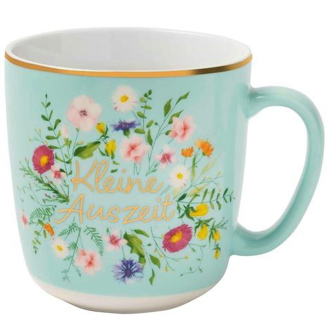 „Kleine Auszeit“ steht auf einer pastellblauen Tasse, umgeben von bunten Blumen.