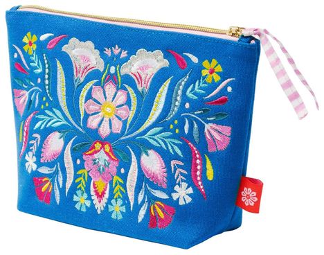 Blaue Tasche mit bunter Blumenstickerei, goldener Reißverschluss und rosa-weiß gestreiftem Zugband.