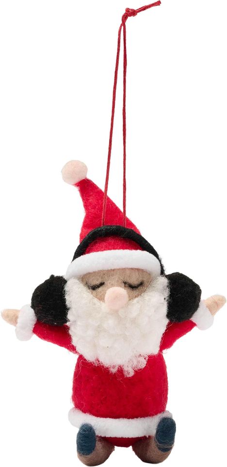 Ein kleines Filzspielzeug zeigt einen Weihnachtsmann mit rotem Anzug, Mütze, weißen Details und Kopfhörern.