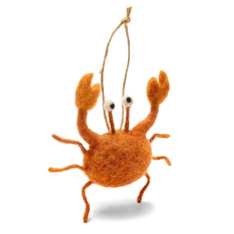 Ein filigraner, oranger Wollkrabbenanhänger mit großen, hervorstehenden Augen und einer Kordel zum Aufhängen.