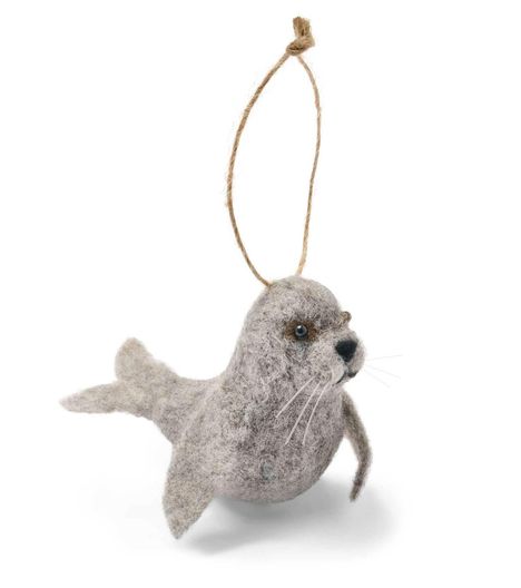 Ein graues Seehund-Spielzeug aus Filz mit Schnur zum Aufhängen.