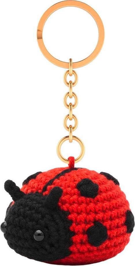 Ein gehäkelter Marienkäfer-Schlüsselanhänger mit roten und schwarzen Details.