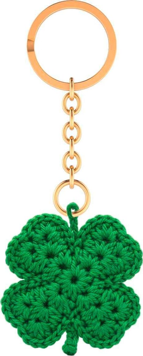 Ein gehäkelter, grüner vierblättriger Kleeblatt-Schlüsselanhänger mit goldfarbener Kette und Ring.