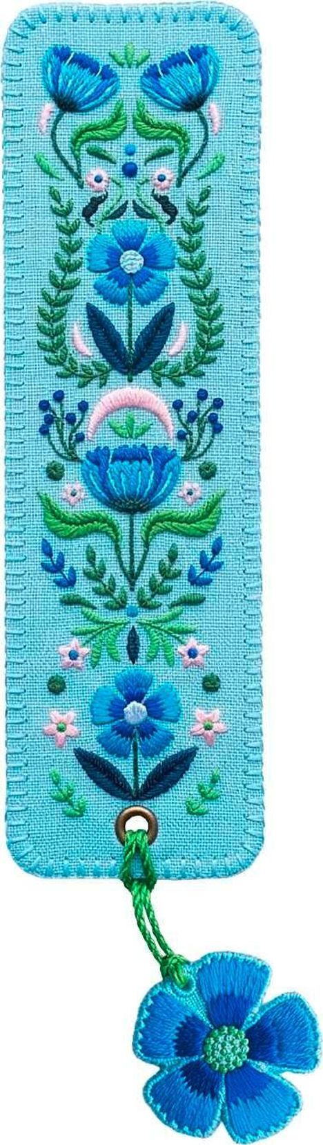Gesticktes, florales Muster in Blau und Grün auf einem himmelblauen Lesezeichen mit hängender Blume.