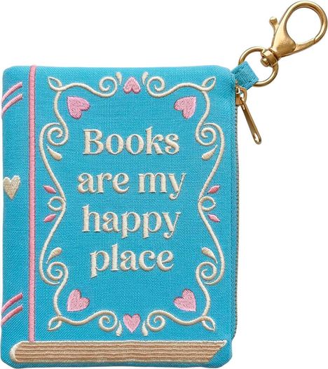 "Books are my happy place" auf einer blauen Tasche mit Herzen und Schnörkeln, daran ein goldener Karabiner.