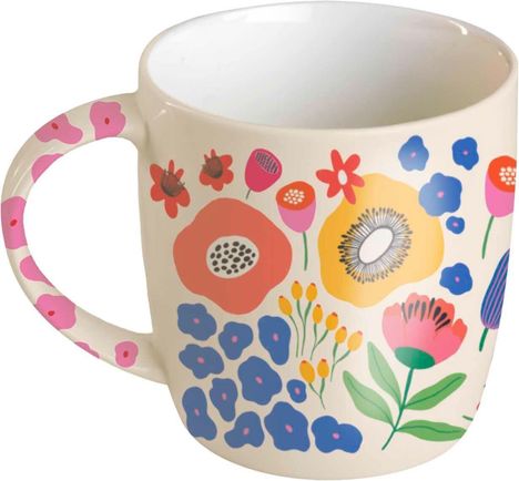 Auf einer Tasse befindet sich ein buntes Blumenmuster mit verschiedenen Blüten in Rot, Gelb, Blau und Rosa.