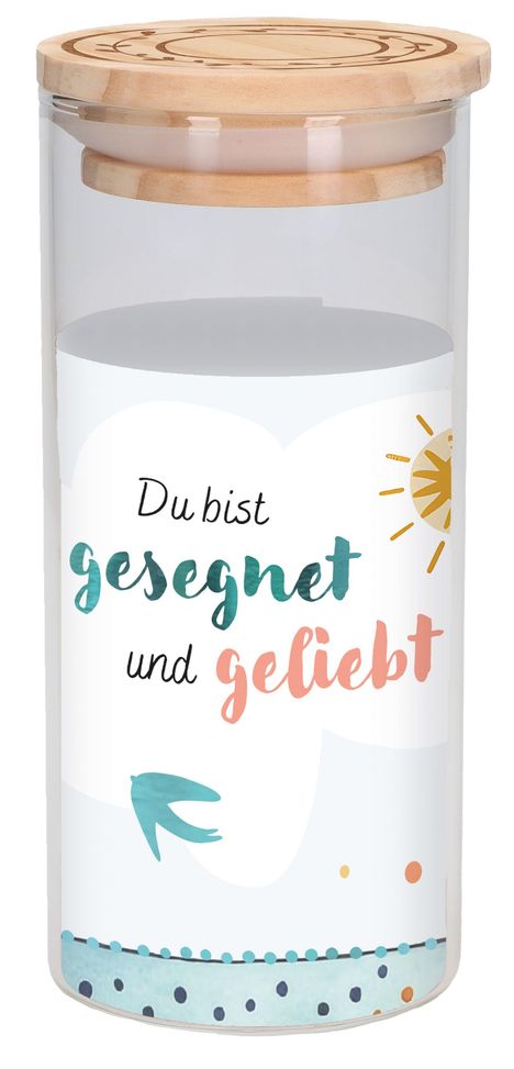 "Du bist gesegnet und geliebt" auf farbigem Glasgefäß mit Holzkappe, Sonne, Vogel und Punkten dekoriert.