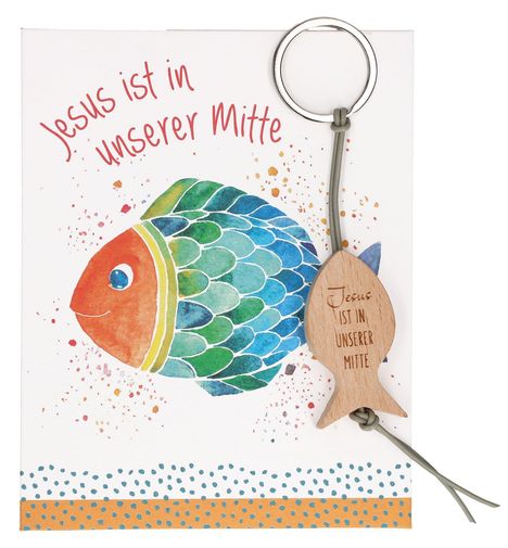 Text: "Jesus ist in unserer Mitte". Illustration eines bunten Fisches und ein Fischanhänger mit dem gleichen Text.