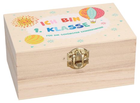 "Ich bin 1. Klasse" steht in bunten Buchstaben auf einer Holzkiste, verziert mit Sonne und Heißluftballon.