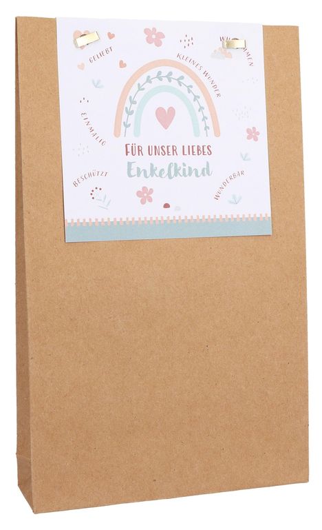"Für unser liebes Enkelkind" steht auf einer Papiertüte mit Regenbogen, Herz und Blumen. Natürliche Farbtöne.