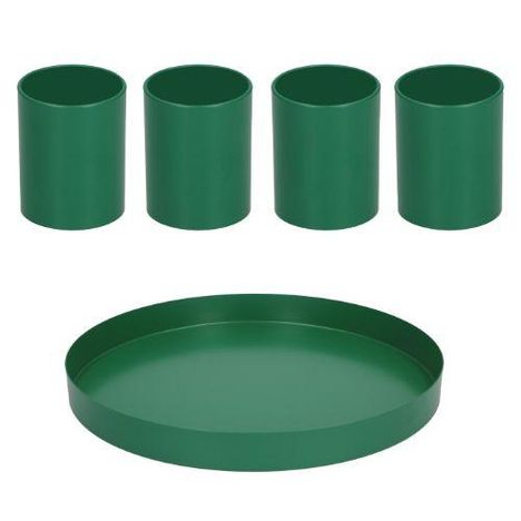 Vier grüne Becher und ein passendes grünes Tablett aus Metall.