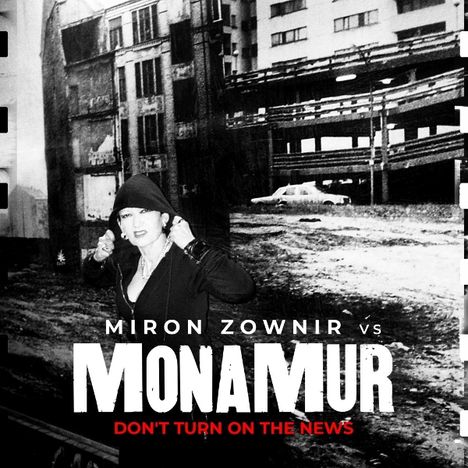 Texte: "MIRON ZOWNIR vs MONA MUR, DON'T TURN ON THE NEWS". In Schwarz-Weiß, Person mit Kapuze in verfallenem Stadtgebiet.