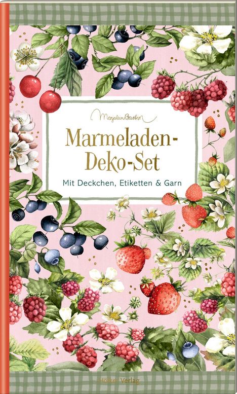 „Marmeladen-Deko-Set - Mit Deckchen, Etiketten & Garn“. Illustration: Beeren, Blumen auf rosa Hintergrund, kariertes Muster am Rand.
