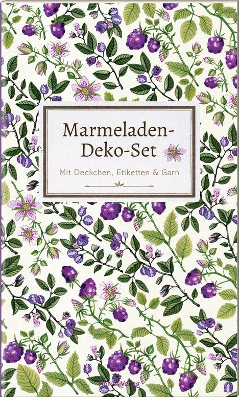 "Marmeladen-Deko-Set. Mit Deckchen, Etiketten & Garn." Hintergrund aus violetten Beeren und grünen Blättern.