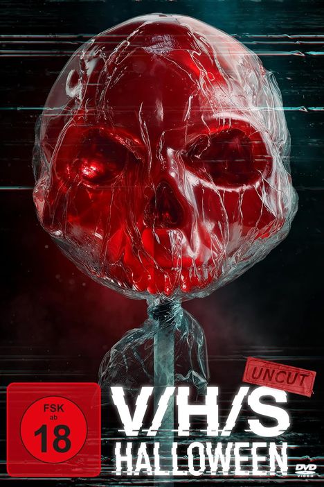 Text: "FSK ab 18", "V/H/S HALLOWEEN", "UNCUT". Ein roter Totenschädel aus Plastikfolie, im Hintergrund dunkle Farben.