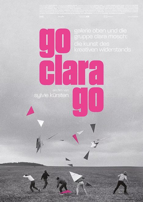 "Go clara go" in pink. Darunter: "ein film von sylvie kürsten". Fünf Personen auf Feld mit Flugdrachen.