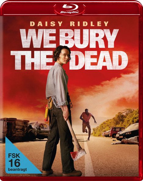 „Daisy Ridley: We Bury The Dead“. Eine Person mit Axt, blutverschmiert, steht auf Straße, Zombiejagd-Szene im Hintergrund. FSK 16.