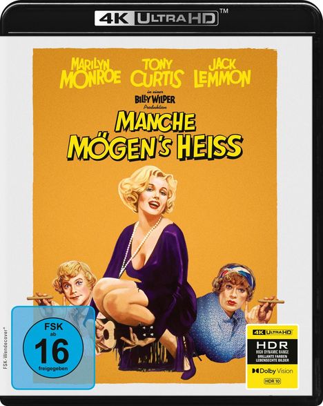 "Manche mögen's heiß" in gelber Schrift auf orangefarbenem Hintergrund. Drei Personen in Retro-Kleidung, lächelnd.