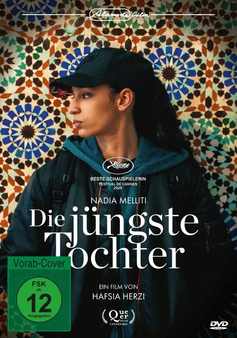 Vor einem mosaikartigen Hintergrund steht eine Frau mit Kappe und Jacke. Text: "Die jüngste Tochter", FSK 12, Cannes-Auszeichnung.