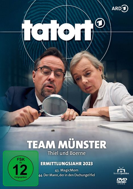 „Tatort“ großes Logo oben, „Team Münster Thiel und Boerne“. Zwei Personen untersuchen etwas mit Lupe.