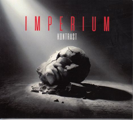 IMPERIUM, PROTEUS, KONTRAST. Eine zerfallende Steinskulptur mit zerschlissener Kleidung auf gelbem Hintergrund.