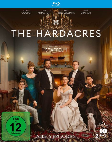 Oben stehen Namen; "The Hardacres", "Staffel 1". Eine elegante Gruppe in altmodischer Kleidung in einem prächtigen Raum.