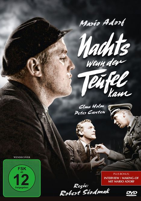 Text: "Mario Adorf - Nachts wenn der Teufel kam", "Claus Holm, Peter Carsten", "Regie: Robert Siodmak", "FSK ab 12".  
Links ein nachdenklicher Mann in Schwarz-Weiß-Profil. Unten rechts zwei Männer in Uniform, im Gespräch vertieft.
