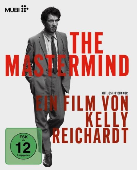 "The Mastermind" in großen roten Buchstaben, "Ein Film von Kelly Reichardt" darunter. Bild eines Mannes im Anzug, FSK 12-Symbol.