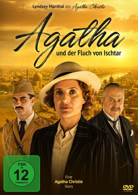 Lyndsey Marshal als Agatha Christie, Agatha und der Fluch von Ischtar. Drei Personen vor einer Wüstenstadt-Kulisse.