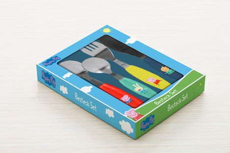 "Peppa Pig Besteck-Set" in bunter Verpackung mit Cartoon-Figuren auf den Griffen des Bestecks.