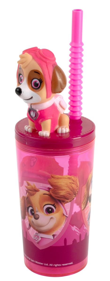 Ein rosa Trinkbecher mit einem Hund in rosa Kleidung und Brille als Figur auf dem Deckel.